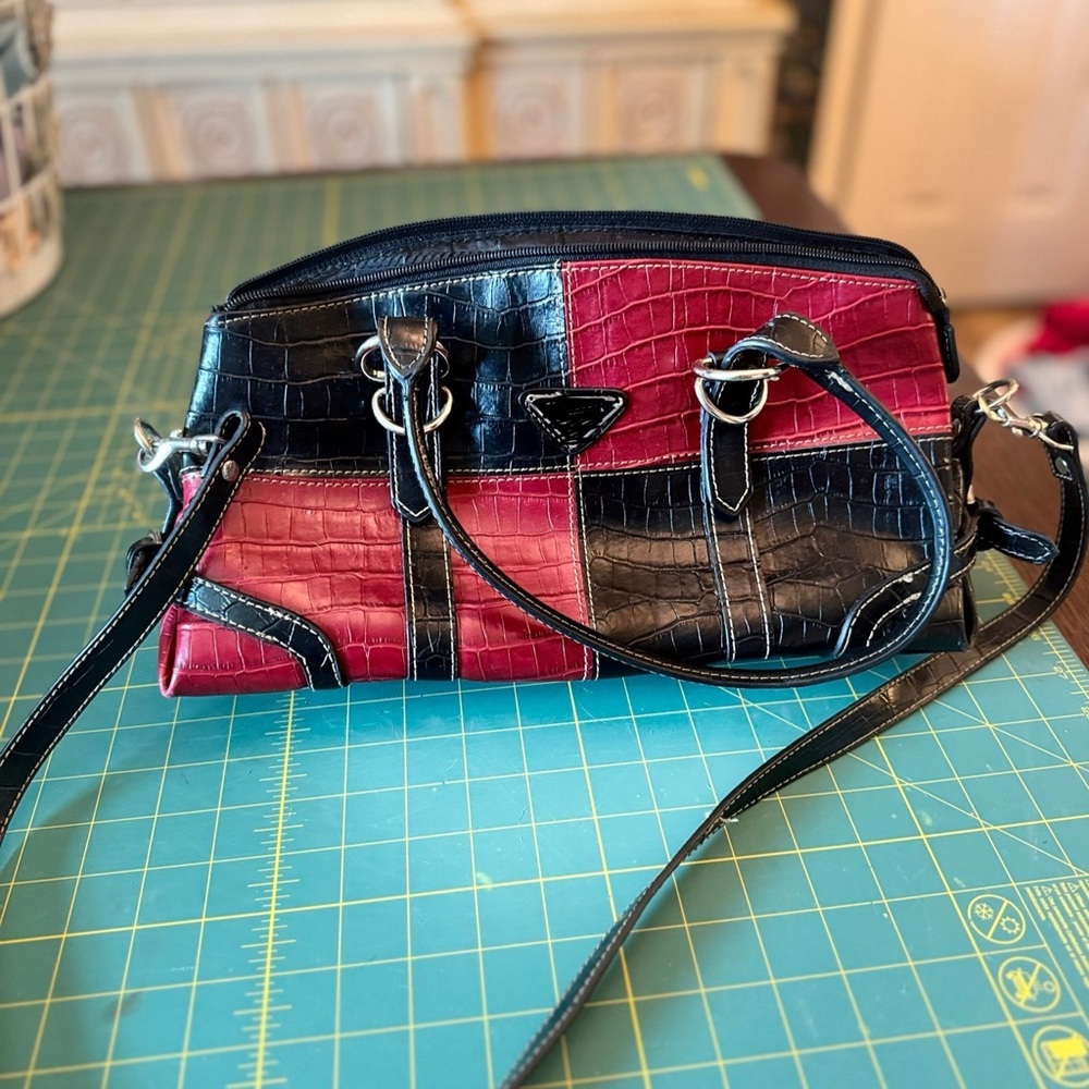 Stylish Red and Black Croc-Embossed Women's Bag​